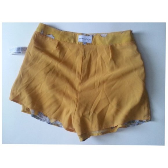 Chriselle x J.O.A. Ruffle Front High Waist Short - Picture 4 of 7